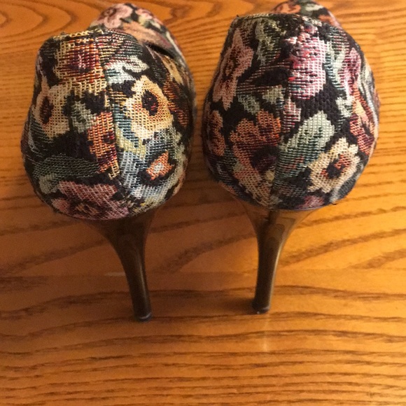 Shoes - Picture 4 of 8